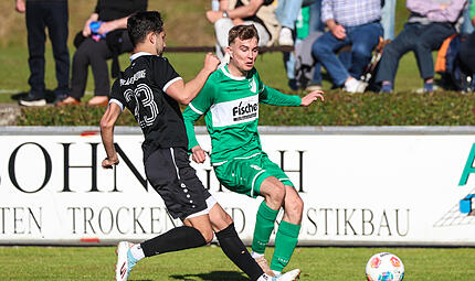 Konstantin Mayr (rechts) hat sich gegen Ebersdorf verletzt. Nun gibt es allerdings Entwarnung.