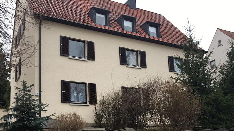 Das Haus in der Jean-Paul-Stra&szlig;e 7 in Kulmbach kaufte im Oktober 2013 die Frau des OB - die es am gleichen Tag an ihren Mann weiterverkaufte, der zu diesem Zeitpunkt als Gesch&auml;ftsf&uuml;hrer des Verk&auml;ufers, der St&auml;dtebau Kulmbach GmbH, t&auml;tig war.