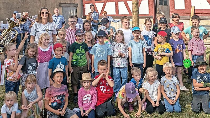 Vie Spaß machte vor allem den Kindern das Aufstellen des Kerwabaums.