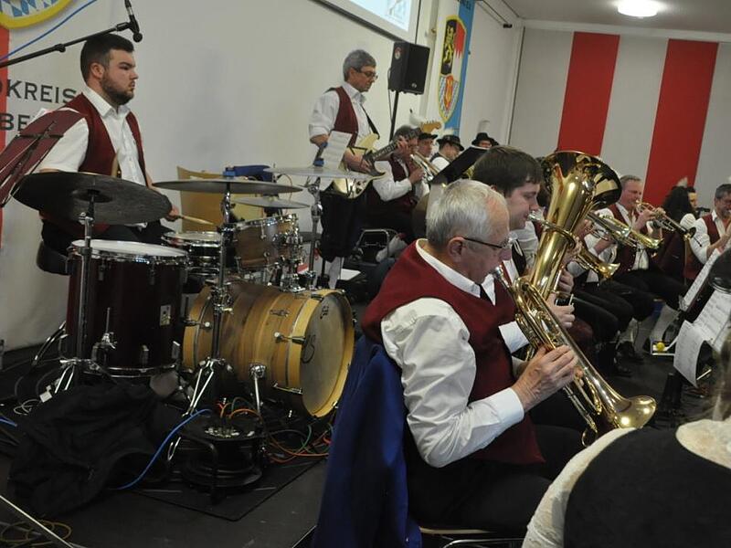 Mit einem abwechslungsreichen Programm unterhielten die Musikanten der Blasmusik Kraisdorf.