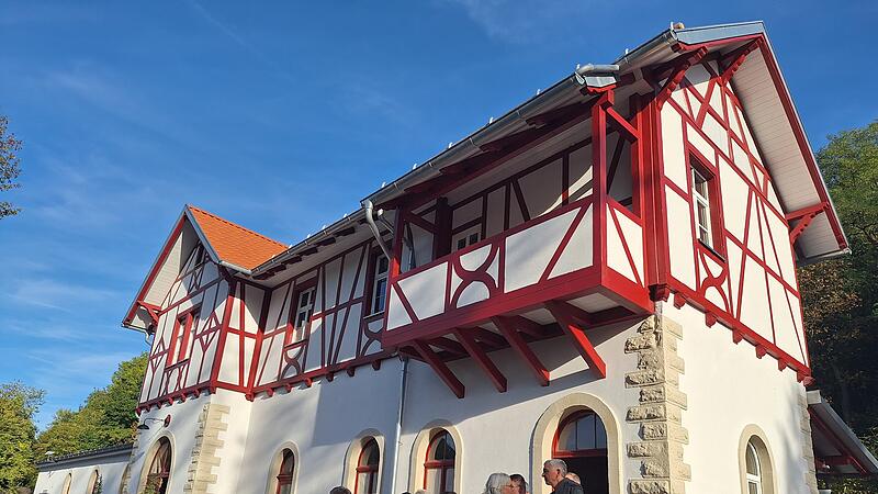 Bei einer Besichtigung gab Eigent&uuml;mer Wolfgang Weller Einblick in das restaurierte historische Geb&auml;ude