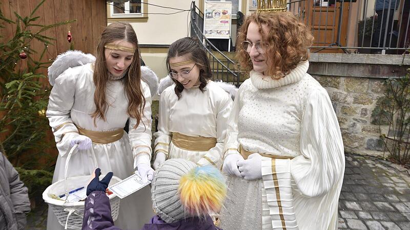 Anna Brands (rechts) er&ouml;ffnete als Christkind, begleitet von Jamina Bornkessel und Alessia Beck, mit einem Prolog den 38. K&ouml;nigsberger Weihnachtsmarkt und verteilte anschlie&szlig;end Wunschzettel f&uuml;r den Wunschzettelbaum.