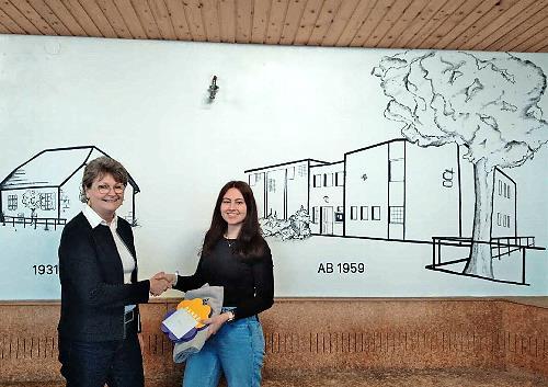 Vorsitzende Carmen Back bedankte sich bei Antonia Engelhardt und allen Helfern f&uuml;r die Wandgestaltung: links die fr&uuml;here &bdquo;Notturnhalle&ldquo; und rechts die aktuelle Turnhalle.