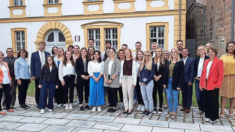 Die neu ernannten Lehramtsanwärterinnen und Lehramtsanwärter mit Landrat Hermann Ulm, den Seminarleitungen und dem Schulamtsteam