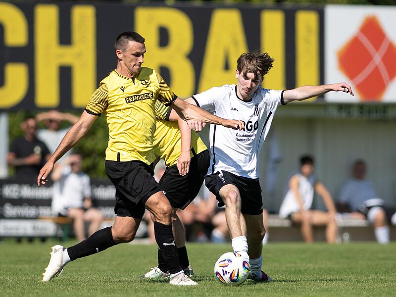 Danny Schlereth (links) hat seinen Vertrag als Spielertrainer des TV Königsberg um eine Saison verlängert.