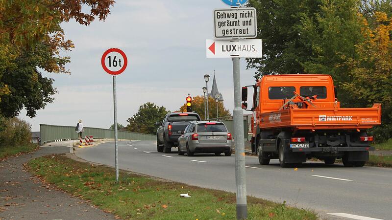 Über die Mainbrücke in Hallstadt wird es noch auf Jahre hinaus nur einspurig und mit Ampelregelung gehen.