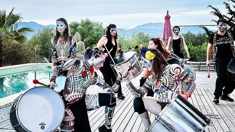 Von Mallorca nach Coburg: Die Mitglieder der Gruppe Calle Manigua sind vor allem auch f&uuml;r ihre  bunten und kreativen Kost&uuml;me bekannt. Am Samba-Festival in Coburg nehmen sie dieses Jahr zum ersten Mal teil.