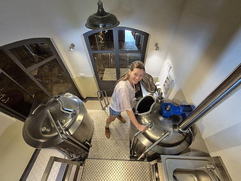 Claudia Raab in der kleinen, hauseigenen Brauerei: Hier entstand das erste Bockbier Zum Wirt in Stappenbach.