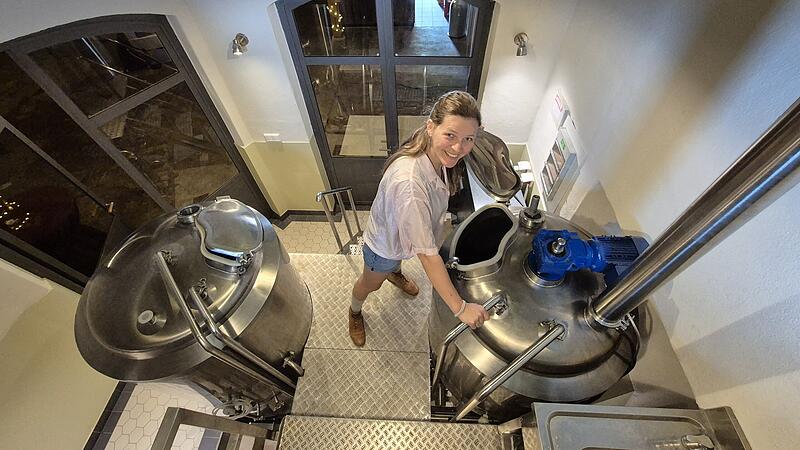 Claudia Raab in der kleinen, hauseigenen Brauerei: Hier entstand das erste Bockbier Zum Wirt in Stappenbach.