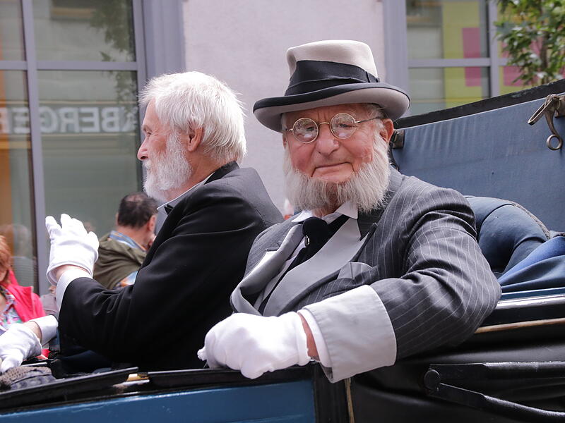 Schriftsteller Theodor Fontane pr&auml;sentiert von Rainer Hauck (links) mit Professor Adolph von Menzel (Gerd Schindlmann).