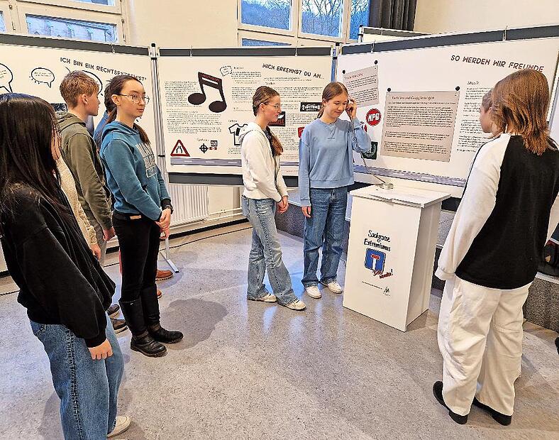 Die Schüler des MGF-Gymnasiums schauen sich die Ausstellung an.