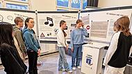 Die Schüler des MGF-Gymnasiums schauen sich die Ausstellung an.