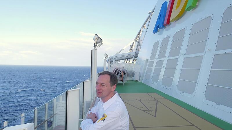 Der Blick reicht über den Horizont hinaus: Küchenchef Hans-Jörg Becker am Pooldeck der Aidanova. Der Blick reicht über den Horizont hinaus: Küchenchef Hans-Jörg Becker am Pooldeck der Aidanova.