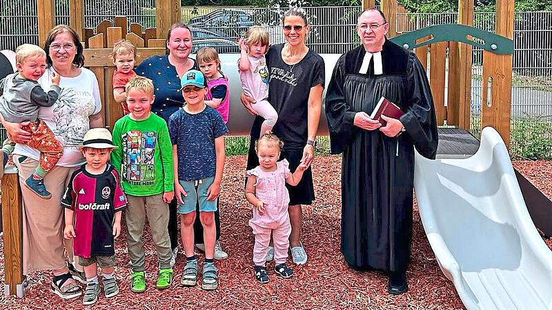 Pfarrer Arnold segnete die Kinder und das neue Klettergerüst.Kinderkrippe Flohzirkus Pfarrer Arnold segnete die Kinder und das neue Klettergerüst.Kinderkrippe Flohzirkus