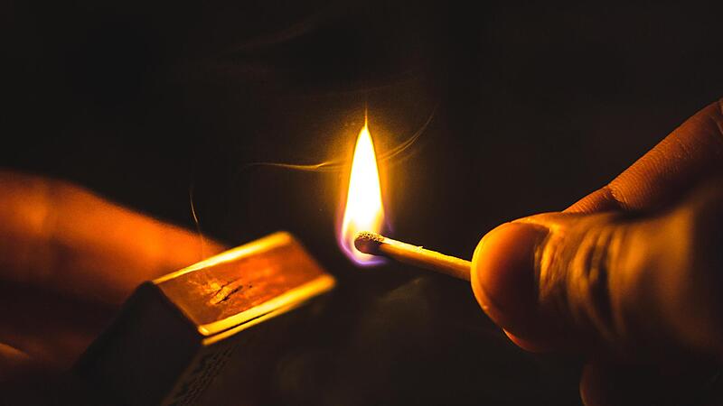 Mit Zündhölzern und einem Kanister Desinfektionsmittel steckte der Mann die Hütte in Brand.Forchheim & Fränkische Schweiz