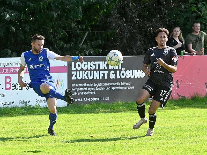 Der SV Ketschendorf (hier gegen Bosporus Coburg) greift in dieser Kreisliga-Saison bislang weiter vorne an.