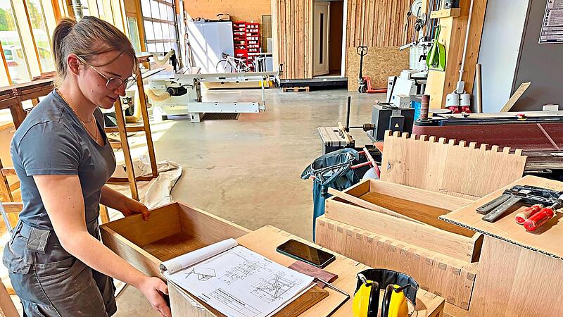 Besucher können sich von der Kreativität und dem handwerklichem können der elf Schreinergesellen überzeugen.Andreas Grimm Besucher können sich von der Kreativität und dem handwerklichem können der elf Schreinergesellen überzeugen.Andreas Grimm