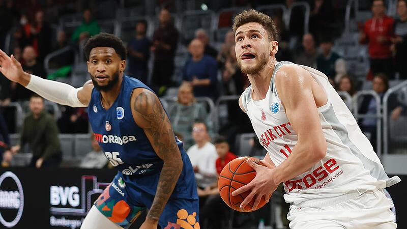 Kevin Wohlrath (rechts) war in Hamburg nicht nur mit dem entscheidenden Wurf zu Stelle, sondern hielt mit seinen Punkten im dritten Viertel die Bamberger im Spiel. Mit seinen 13 Zählern und sechs Rebounds steuerte er von der Bank kommend einen wic...