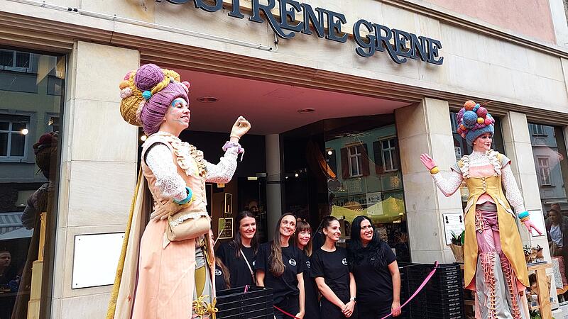 Zwei Stelzentänzerinnen verkörperten Anna und Clara, die „Søstrene Grene“ (übersetzt: „Die Schwestern Grene“).