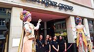 Zwei Stelzentänzerinnen verkörperten Anna und Clara, die „Søstrene Grene“ (übersetzt: „Die Schwestern Grene“).
