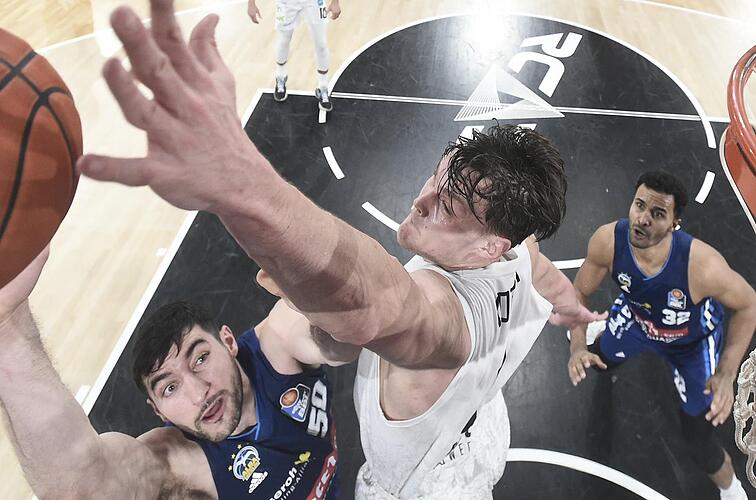 Hamburgs Maik Kotsar (Mitte) blockt den Ball von Albas Yovel Zoosman (l).