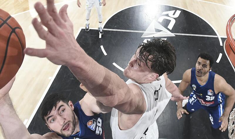 Hamburgs Maik Kotsar (Mitte) blockt den Ball von Albas Yovel Zoosman (l).