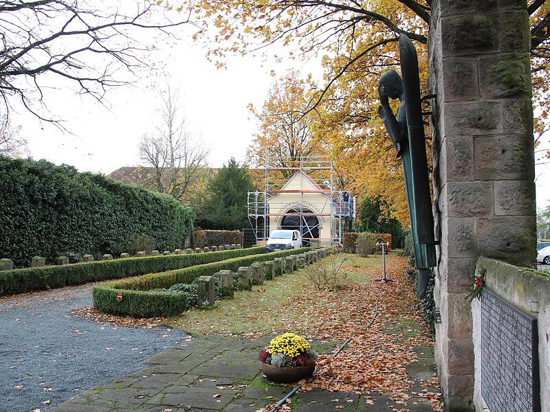 Der H&ouml;chstadter Heldenfriedhof mit der restaurierten Kapelle