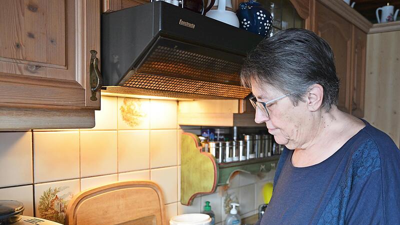 Irmgard Ginzel, die das Konzept ehrenamtlich erstellte, ist beim Kochen – so könnte eine Aufgabe der Alltagsbetreuer aussehen. Irmgard Ginzel, die das Konzept ehrenamtlich erstellte, ist beim Kochen – so könnte eine Aufgabe der Alltagsbetreuer aussehen.
