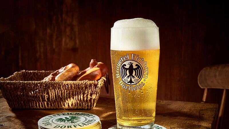 Und das ist das Ergebnis der ausgekl&uuml;gelten Bild-Arbeit (anderes Glas): Der Betrachter von Rottmanns Foto w&auml;hnt sich bei Bier und Brotzeit in der Wirtschaft und ahnt nichts von der trockenen Studioszene.