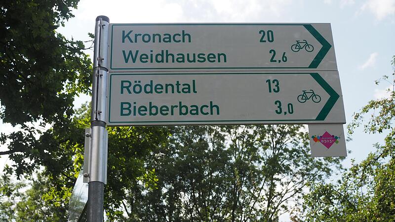 Wegweiser des neuen Allianzradweges, der am Samstag, 29. Juli, in der Domäne in Sonnefeld offiziell eingeweiht wird.