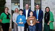 Die beiden Kreissieger Philip Binder aus Königsberg und Jule Werner aus Knetzgau/Hainert mit (hintere Reihe von links) Organisatorin Lehrerin Kristina Lang, Schulamtsdirektorin Claudia Schmidt, Bürgermeister Michael Ziegler, Christian Krines und S...