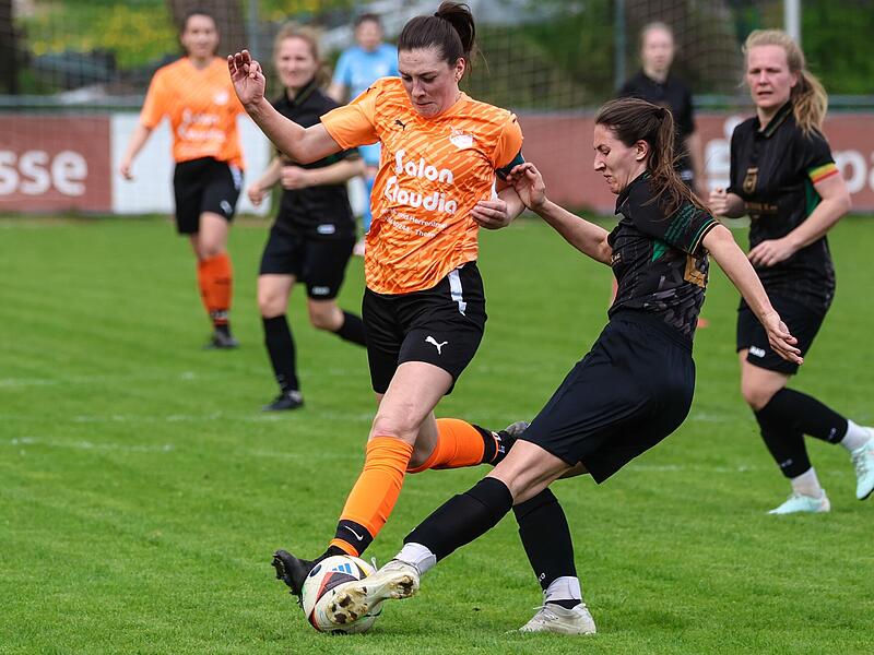 Bayreuths Melissa Moos (schw.) gegen die Reitscher Spielf&uuml;hrerin Sandra Neubauer.
