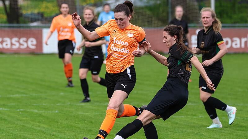 Bayreuths Melissa Moos (schw.) gegen die Reitscher Spielf&uuml;hrerin Sandra Neubauer.