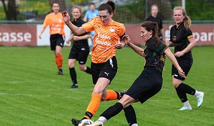 Bayreuths Melissa Moos (schw.) gegen die Reitscher Spielf&uuml;hrerin Sandra Neubauer.