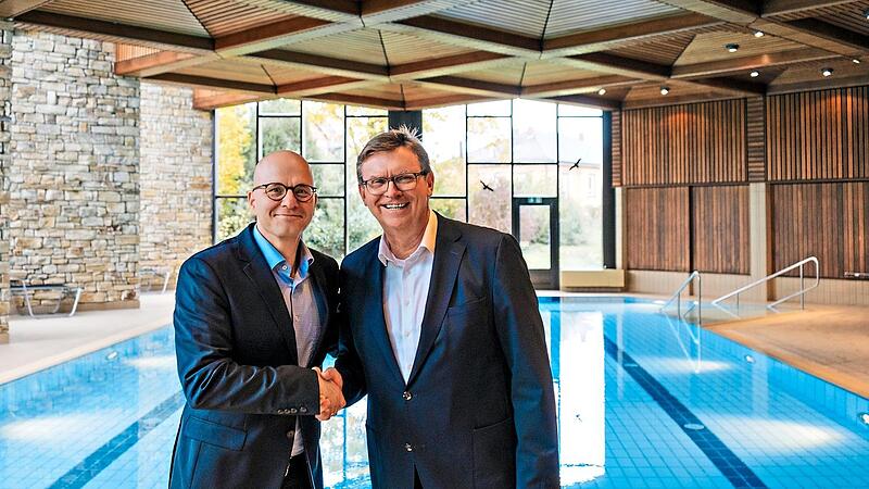 Ab Anfang Oktober gibt es wieder öffentliches Schwimmen im Hescuro-Hallenbad. Oberbürgermeister Dirk Vogel und Stephan Greb, Vorstand der Hescuro AG (rechts), führen das Angebot fort.Ben Kiesel/Archiv Ab Anfang Oktober gibt es wieder öffentliches Schwimmen im Hescuro-Hallenbad. Oberbürgermeister Dirk Vogel und Stephan Greb, Vorstand der Hescuro AG (rechts), führen das Angebot fort.Ben Kiesel/Archiv