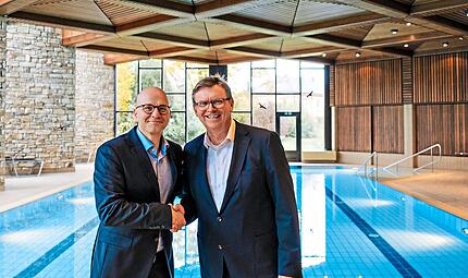 Ab Anfang Oktober gibt es wieder öffentliches Schwimmen im Hescuro-Hallenbad. Oberbürgermeister Dirk Vogel und Stephan Greb, Vorstand der Hescuro AG (rechts), führen das Angebot fort.Ben Kiesel/Archiv Ab Anfang Oktober gibt es wieder öffentliches Schwimmen im Hescuro-Hallenbad. Oberbürgermeister Dirk Vogel und Stephan Greb, Vorstand der Hescuro AG (rechts), führen das Angebot fort.Ben Kiesel/Archiv