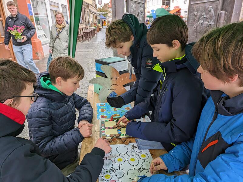 Einige Schüler des Ehrenbürg-Gymnasiums präsentierten an einem Stand in der Innenstadt ihre Zukunftswerkstatt, bei der sie selbst Spiele entwickelten.Earth Day Forchheim Einige Schüler des Ehrenbürg-Gymnasiums präsentierten an einem Stand in der Innenstadt ihre Zukunftswerkstatt, bei der sie selbst Spiele entwickelten.Earth Day Forchheim