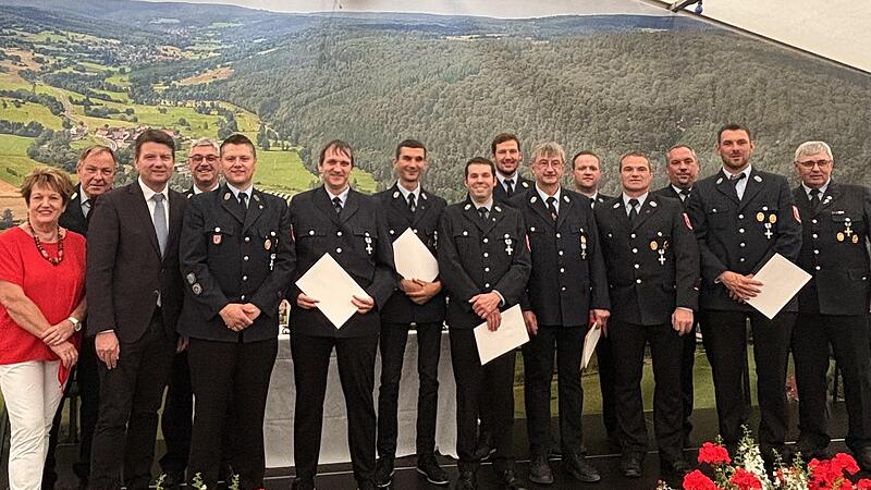 Unser Bild von den staatlichen Ehrungen zeigt (von links): Stellvertretende Landrätin Brigitte Meierdierks, Benno Metz (KBR), Sandro Kirchner (MdL, Staatssekretär), Marco Brust (KBI), Matthias Hauke (Bürgermeister ), Florian Stoeck (25 Jahre, Ecka...