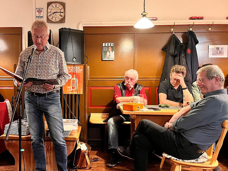 In der Runde mit dem Organisator Buchändler Manfred Schade, Ritz Hebendanz und Helmut Haberkamm (von rechts nach links)
