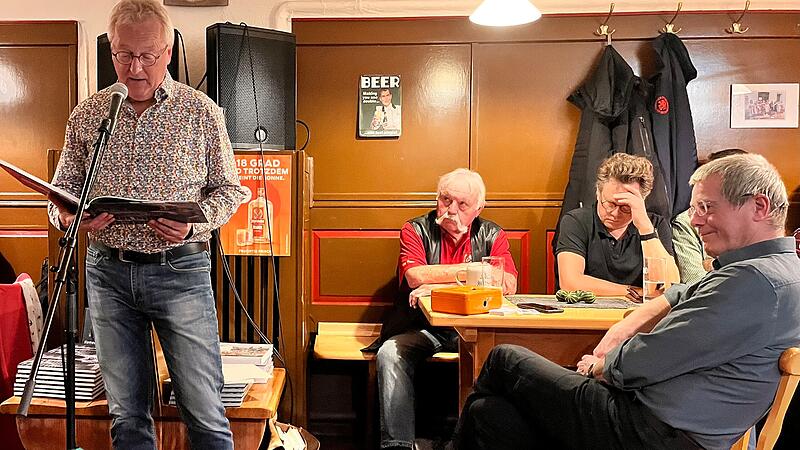 In der Runde mit dem Organisator Buchändler Manfred Schade, Ritz Hebendanz und Helmut Haberkamm (von rechts nach links)