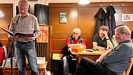 In der Runde mit dem Organisator Buchändler Manfred Schade, Ritz Hebendanz und Helmut Haberkamm (von rechts nach links)