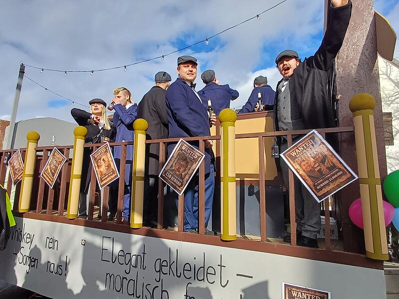 Rosenmontagszug in Aura