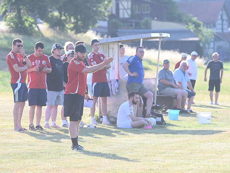 Es läuft derzeit für den Coburger Kreisligisten FC Krecktal - Trainer Patrick Paul (hier im Kreispokalspiel gegen Bad Staffelstein) weiß, warum. Es läuft derzeit für den Coburger Kreisligisten FC Krecktal - Trainer Patrick Paul (hier im Kreispokalspiel gegen Bad Staffelstein) weiß, warum.