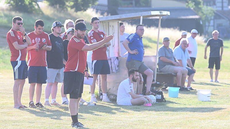 Es läuft derzeit für den Coburger Kreisligisten FC Krecktal - Trainer Patrick Paul (hier im Kreispokalspiel gegen Bad Staffelstein) weiß, warum. Es läuft derzeit für den Coburger Kreisligisten FC Krecktal - Trainer Patrick Paul (hier im Kreispokalspiel gegen Bad Staffelstein) weiß, warum.