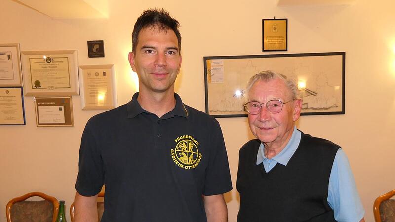 Wiedersehen nach 25 Jahren: Karl Raab (rechts), seit 48 Jahren &Uuml;bungsleiter, hatte einst den Feuerwehrler Stefan Kuhn (links) in der Berufsschule als Sch&uuml;ler.