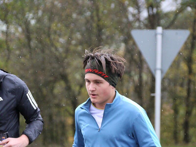 Trotz nasskaltem Herbstwetter lie&szlig;en sich die Sportler den Spa&szlig;  beim 38. Frankenwaldlauf der LG Ludwigschorgast nicht vermiesen.