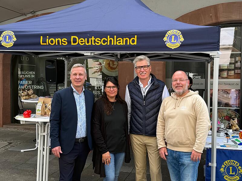 Lions Club Bad Kissingen Golf Steffen Berger (von rechts, Lions Club), Stefanie Lösch (Schulleiterin Saaletal-Schule Bad Kissingen), Horst Drieschner (Präsident Golfclubs Bad Kissingen) und Markus Arneth (Schulleiter Jack-Steinberger-Gymnasiums) haben über Inklusion gesprochen.