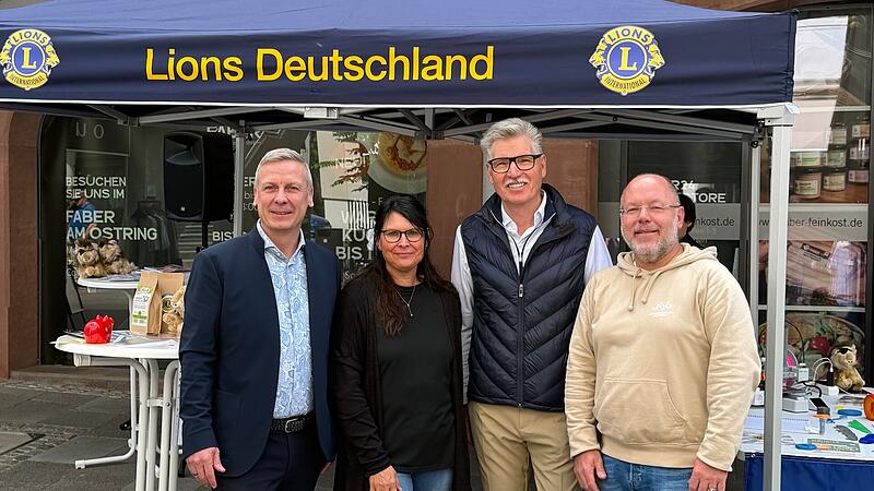 Lions Club Bad Kissingen Golf Steffen Berger (von rechts, Lions Club), Stefanie Lösch (Schulleiterin Saaletal-Schule Bad Kissingen), Horst Drieschner (Präsident Golfclubs Bad Kissingen) und Markus Arneth (Schulleiter Jack-Steinberger-Gymnasiums) haben über Inklusion gesprochen.