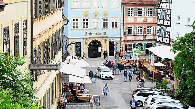 Biergarnituren am Katzenberg in Bamberg unterhalb des Doms