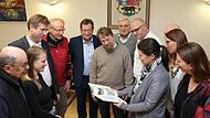 Sie werfen gemeinsam einen Blick ins neue Heimatbuch zur 700-Jahr-Feier von Ebermannstadt (v. l.): die Autoren Christian Rösch, Annika Stintzing, Landrat Hermann Ulm, Wolfgang Schirmer, Toni Eckert, Georg Brütting, Manfred Franze, Lutz Wagner, Bür...Forchheim & Fränkische Schweiz Sie werfen gemeinsam einen Blick ins neue Heimatbuch zur 700-Jahr-Feier von Ebermannstadt (v. l.): die Autoren Christian Rösch, Annika Stintzing, Landrat Hermann Ulm, Wolfgang Schirmer, Toni Eckert, Georg Brütting, Manfred Franze, Lutz Wagner, Bür...Forchheim & Fränkische Schweiz
